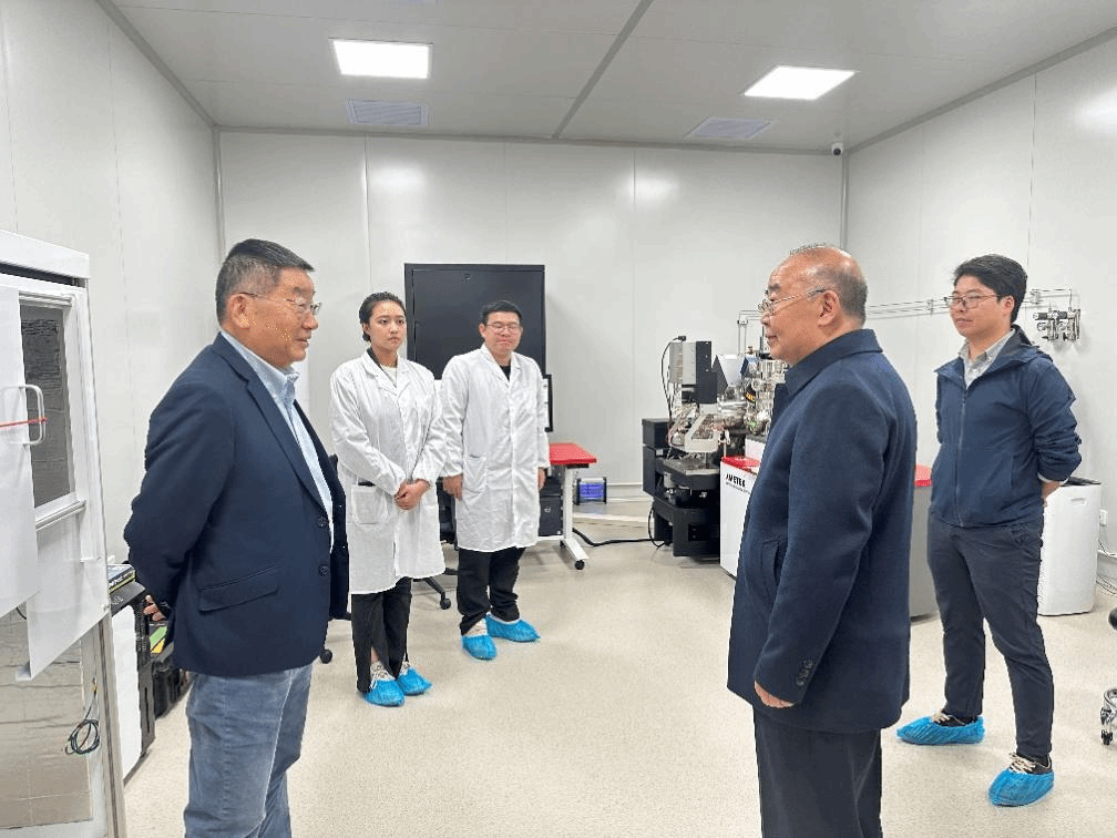 李述汤院士莅临海南大学皮米电镜中心访问交流，共话材料科学前沿发展